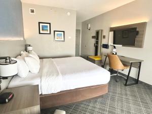 a hotel room with a bed and a desk at Comfort Inn & Suites Calhoun South in Calhoun +28 photos