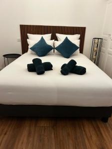 En eller flere senge i et værelse på Cozy room apartment Nîmes Centre Coupole Arènes