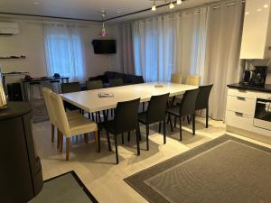 a kitchen and dining room with a table and chairs at Villainkoo in Rödbrått