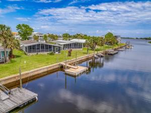 Tầm nhìn suối chảy gần nhà nghỉ dưỡng