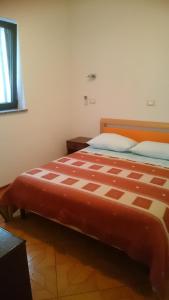 Katil atau katil-katil dalam bilik di Apartments Majda