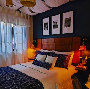 塞拉Loft do QUINTAL 21的卧室里有一张床，墙壁是蓝色的