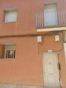 a building with a white door and a balcony at Apartamentos calatorao in Calatorao
