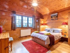 Ένα ή περισσότερα κρεβάτια σε δωμάτιο στο 4 Bed in Clovelly 00360