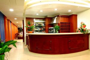 a large bar in a restaurant with a counter at Hotel Il Melograno in Mattinata