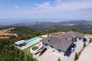 KhortiátisにあるSKYLINE VILLA ESTATE The Luxury Mountain Experienceのプール付きの家の航空写真