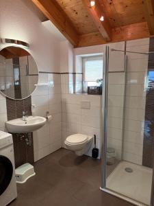 Finsingにあるnook apartments- natural living-Munich-Erdingのシャワー、トイレ、洗面台を備えたバスルーム