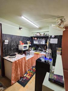 Η κουζίνα ή μικρή κουζίνα στο Rainbow HomeStay - No 8 Alley 18B Tong Dan +35 φωτογραφίες