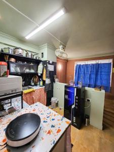 Η κουζίνα ή μικρή κουζίνα στο Rainbow HomeStay - No 8 Alley 18B Tong Dan