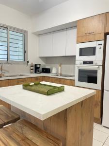 a kitchen with a counter with a green tray on it at La Terrasse des Maldives in Saint-Paul +5 photos