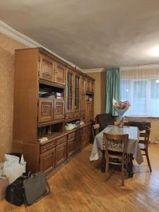 a living room with a table and a kitchen at Apartment in Tʼelavi