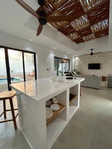 Η κουζίνα ή μικρή κουζίνα στο U Paradisu Villas- Villa 3BR- Private Pool