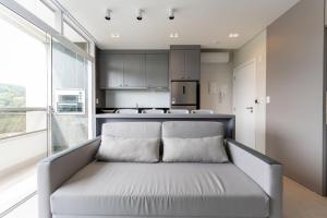 Dapur atau dapur kecil di Flat com piscina aquecida em Bombas / SC