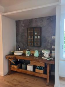 eine Küche mit einem Tisch mit Töpfen und Pfannen in der Unterkunft guest house museum in Sassari