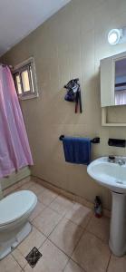 un baño con inodoro y lavabo en Departamento Colón a 2 cuadras de la costa, en Mar del Plata