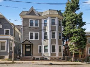 une maison au coin d'une rue dans l'établissement Luxury 3BR apt in Boston that Sleeps 10, à Boston