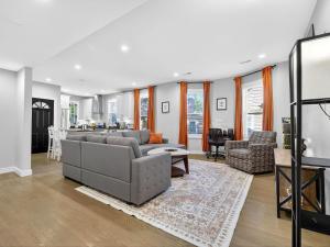 un salon avec un canapé et une table dans l'établissement Luxury 3BR apt in Boston that Sleeps 10, à Boston