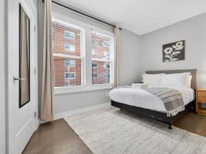 une chambre avec un lit et deux fenêtres dans l'établissement Luxury 3BR apt in Boston that Sleeps 10, à Boston