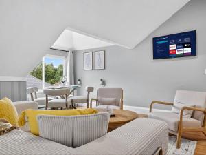 una sala de estar con una mesa y sillas en Charming 1BR apt in Boston with Free Parking, en Boston