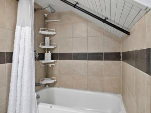 Un baño con bañera y cortina de ducha. en Charming 1BR apt in Boston with Free Parking, en Boston 22 fotos más