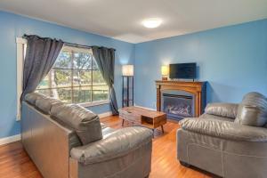 Peaceful and Private! Pet-Friendly Williamsburg Home في ويليامزبرغ: غرفة معيشة مع أريكة وكرسي ومدفأة