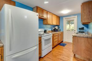 Peaceful and Private! Pet-Friendly Williamsburg Home في ويليامزبرغ: مطبخ مع ثلاجة بيضاء وخزائن خشبية