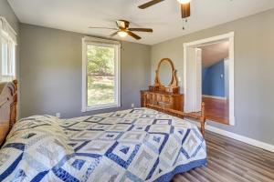 Peaceful and Private! Pet-Friendly Williamsburg Home في ويليامزبرغ: غرفة نوم بها سرير ومروحة سقف