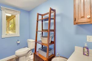 Peaceful and Private! Pet-Friendly Williamsburg Home في ويليامزبرغ: حمام به مرحاض وجدران زرقاء +24 صورة