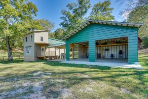 Peaceful and Private! Pet-Friendly Williamsburg Home في ويليامزبرغ: منزل به مبنى أخضر وفناء