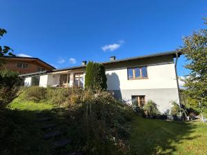 里茨勒恩Mazot - ganzes Ferienhaus的山上的一座带院子的白房子 更多7张照片