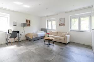 un soggiorno con un divano e un tavolo di Near Vienna - 80m2 - Garden - Near Vienna - Workers&Families a Purkersdorf