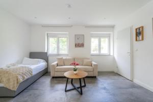una camera da letto con un letto, un divano e un tavolo di Near Vienna - 80m2 - Garden - Near Vienna - Workers&Families a Purkersdorf