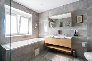 un bagno con lavandino, vasca e WC di Near Vienna - 80m2 - Garden - Near Vienna - Workers&Families a Purkersdorf Altre 67 foto