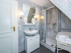 a bathroom with a sink and a shower at Island pearl in the Horsatal in Wenningstedt +22 photos