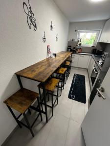 A kitchen or kitchenette at LLAPARTMENTS Stuttgart Nord