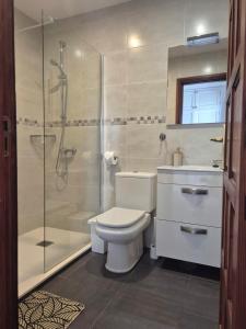 une salle de bains avec douche, toilettes et lavabo dans l'établissement Detached Villa with Stunning Mountain and Sea Views, 14m Pool & sunken Hot Tub, à Puerto del Carmen