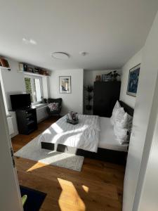 A bed or beds in a room at LLAPARTMENTS Stuttgart Nord