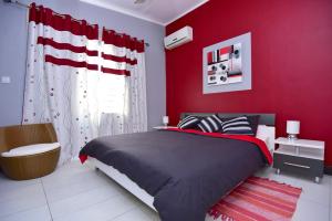 Cama ou camas em um quarto em Turquoise Bay Beach Apartments Trou d'Eau Douce