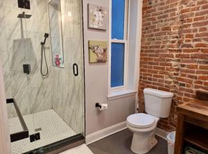 Un baño con inodoro y ducha de cristal. en Studio w Terrace - Street Parking -10 min to DT, en Filadelfia