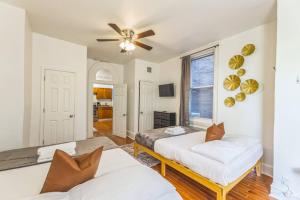 a bedroom with two beds and a ceiling fan at Charming 1BR in Center City that Sleeps 4 with Fast WiFi in Philadelphia