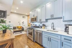 Nhà bếp/bếp nhỏ tại Lovely 2BR w Patio - 10 mins to DT - Sleeps 10