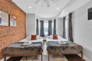 Giường trong phòng chung tại Lovely 2BR w Patio - 10 mins to DT - Sleeps 10