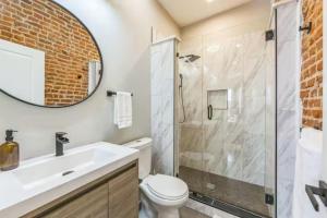 Phòng tắm tại Lovely 2BR w Patio - 10 mins to DT - Sleeps 10 +19 ảnh