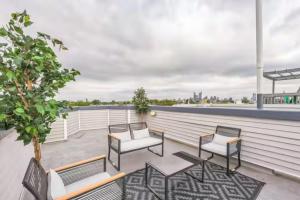 Ban công/sân hiên tại Lovely 2BR w Patio - 10 mins to DT - Sleeps 10