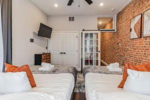 a room with two beds and a brick wall at Jr 1Br w 2 Beds - Sleeps 4 - 10 min to DT in Philadelphia