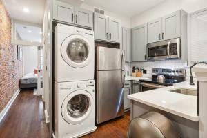 una cocina con refrigerador y lavadora y secadora en Jr 1Br w 2 Beds - Sleeps 4 - 10 min to DT, en Filadelfia