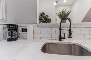 un fregadero con un grifo encima en Jr 1Br w 2 Beds - Sleeps 4 - 10 min to DT, en Filadelfia