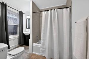 een witte badkamer met een douche en een toilet bij Perfect Cozy Studio in Center City with Fast WiFi in Philadelphia