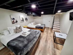 Postel nebo postele na pokoji v ubytování Bi-Level 3 BR plus Finished Basement that Sleeps 12