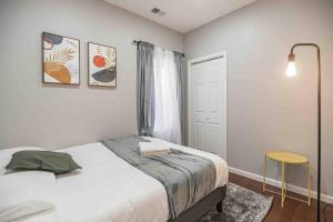 een slaapkamer met een bed, een raam en een tafel bij Charming Center City 2BR - Sleeps 8 people in Philadelphia